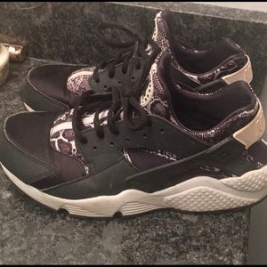 Women’s Huarache Size 10